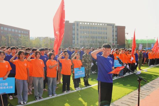 伟徳bevictor1946首届大学新生开学典礼暨军训开训典礼正式拉开帷幕！